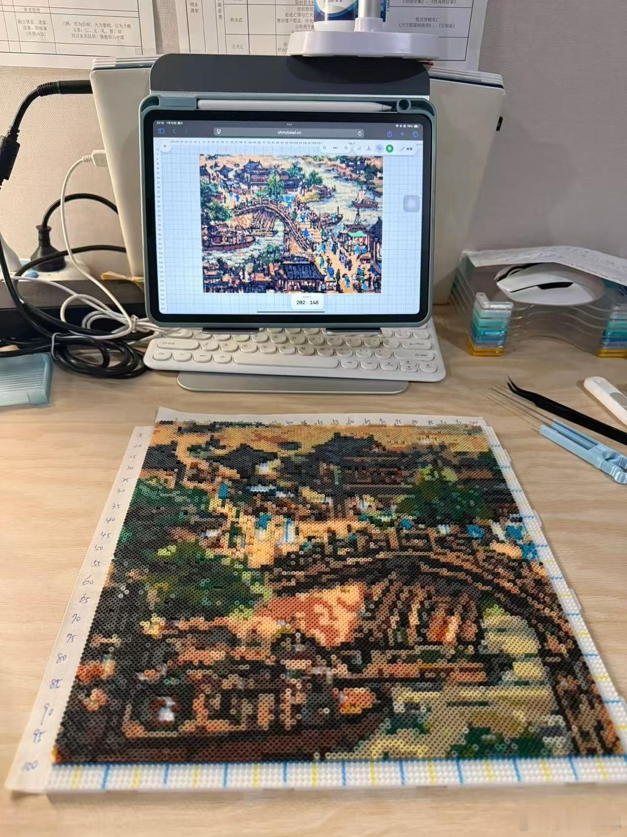 年轻人开始沉浸“拼豆”！近期，一种名为“拼豆”的手工活动在社交平台爆火，相关话题