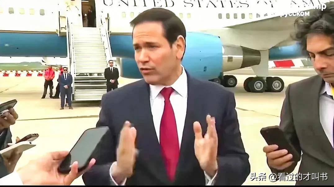 为主子打扫屁股，是国务卿的本分。
3月27日，巴黎效区机场。参加完G7会议后，美