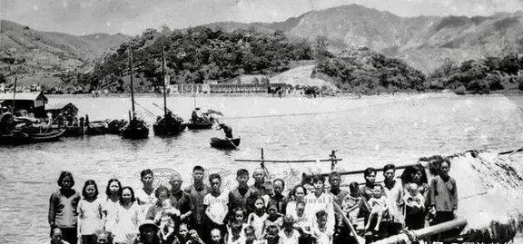 1960年3月，广东惠阳渔民苏就带带领苏氏家族共四十八人，分乘四艘简易小木船连夜