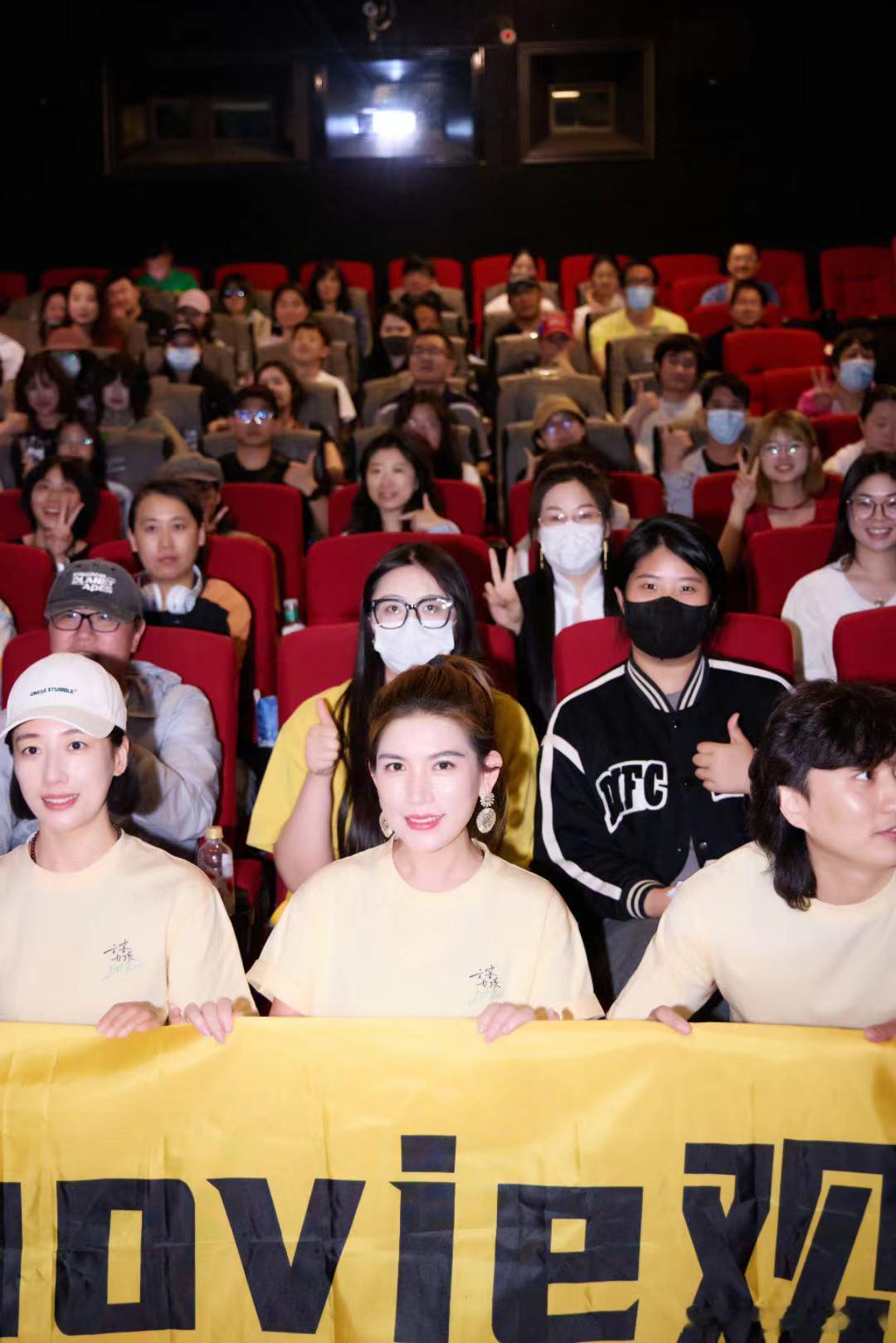 #电影云雾女孩#今日，《云雾女孩》首映礼在京盛大举行，主演商忆莎分享了她在演绎“