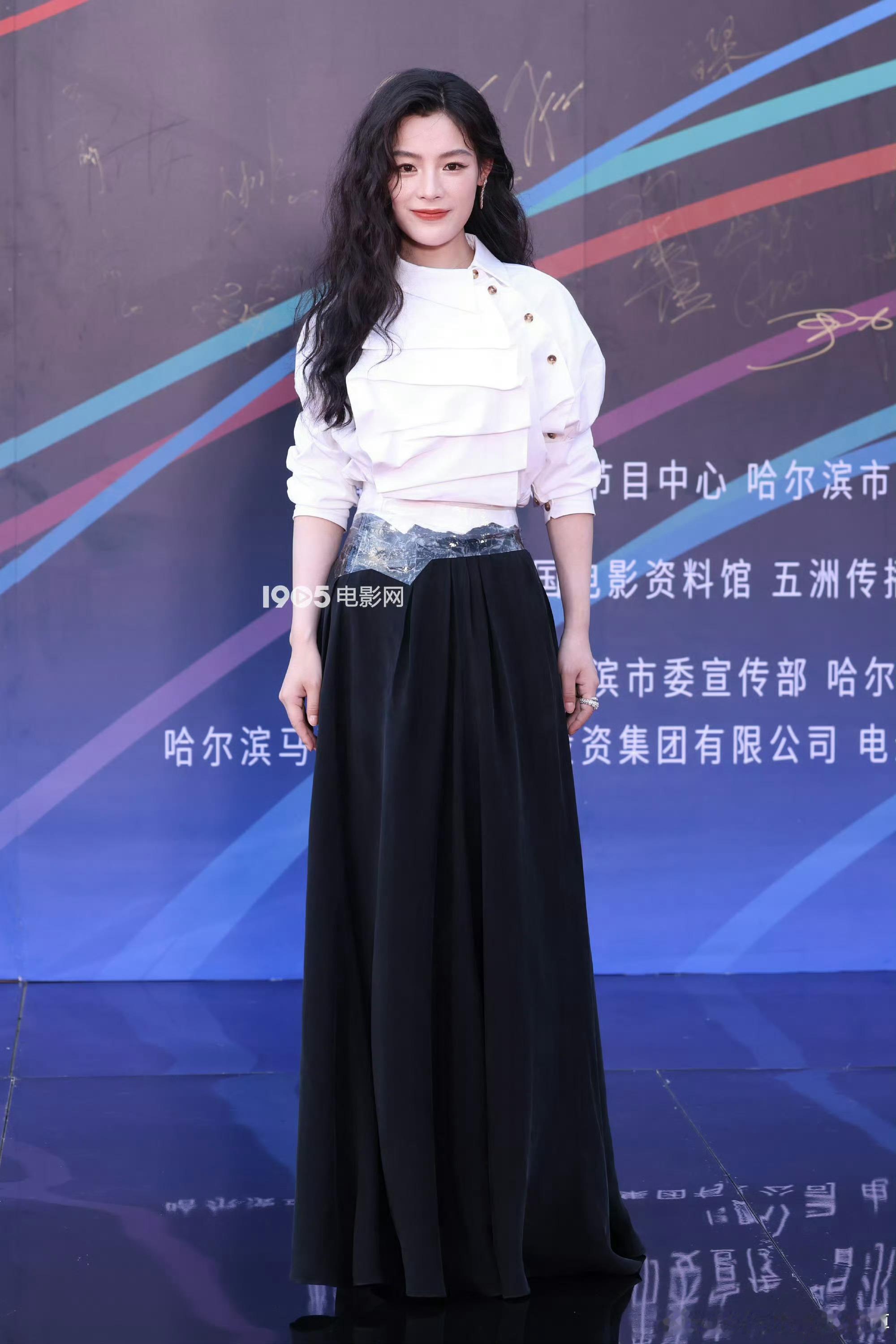 新晋百花新人陈丽君身穿Maison Margiela黑色丝绒长裙搭配宝格丽珠宝亮