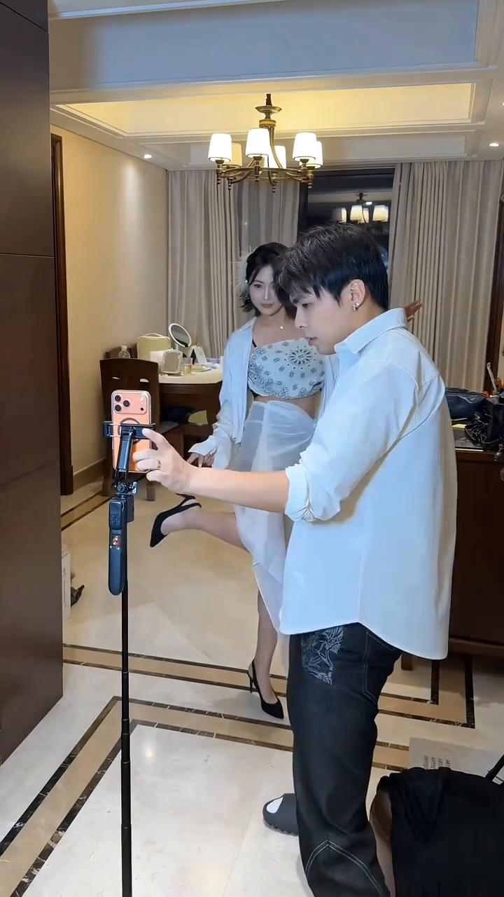 一镜到底丝滑变装，原来是这样拍的。
·暂停I，撑住！主打一个听话，一动不动，别动