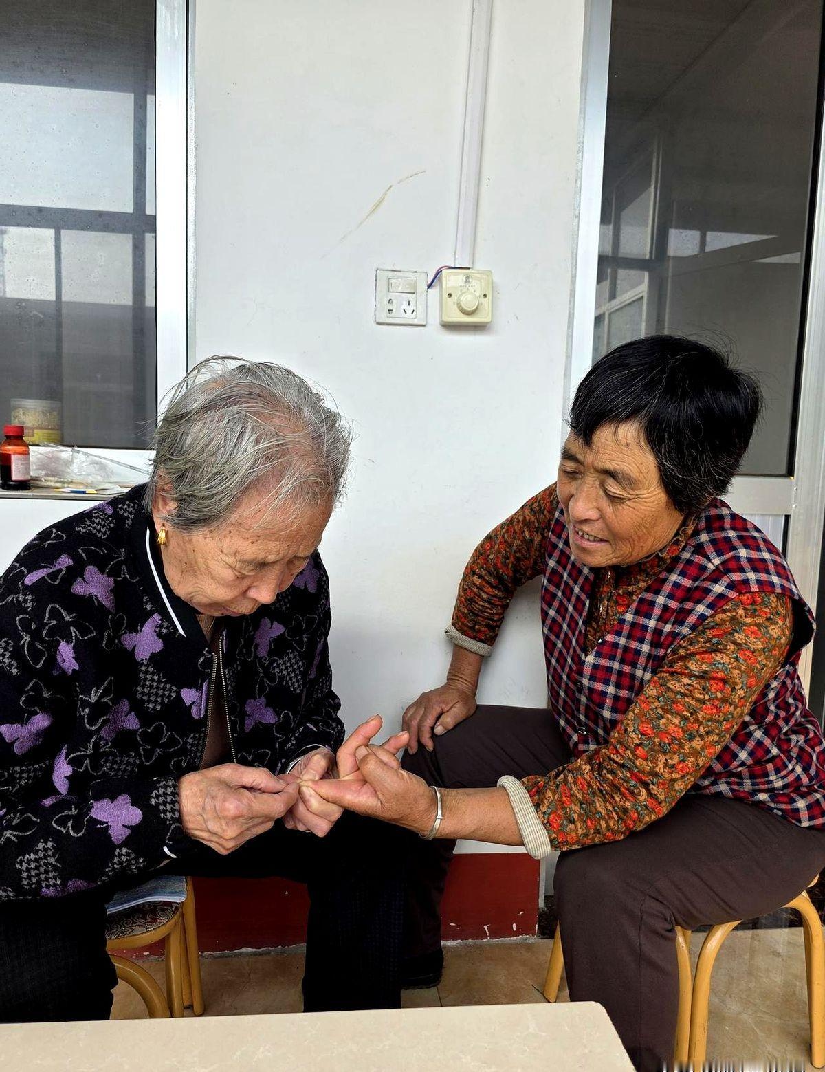 那天中午，三哥三嫂过来吃饭。

三嫂眼泪汪汪地说：“我和你三哥吵架了。”

我来