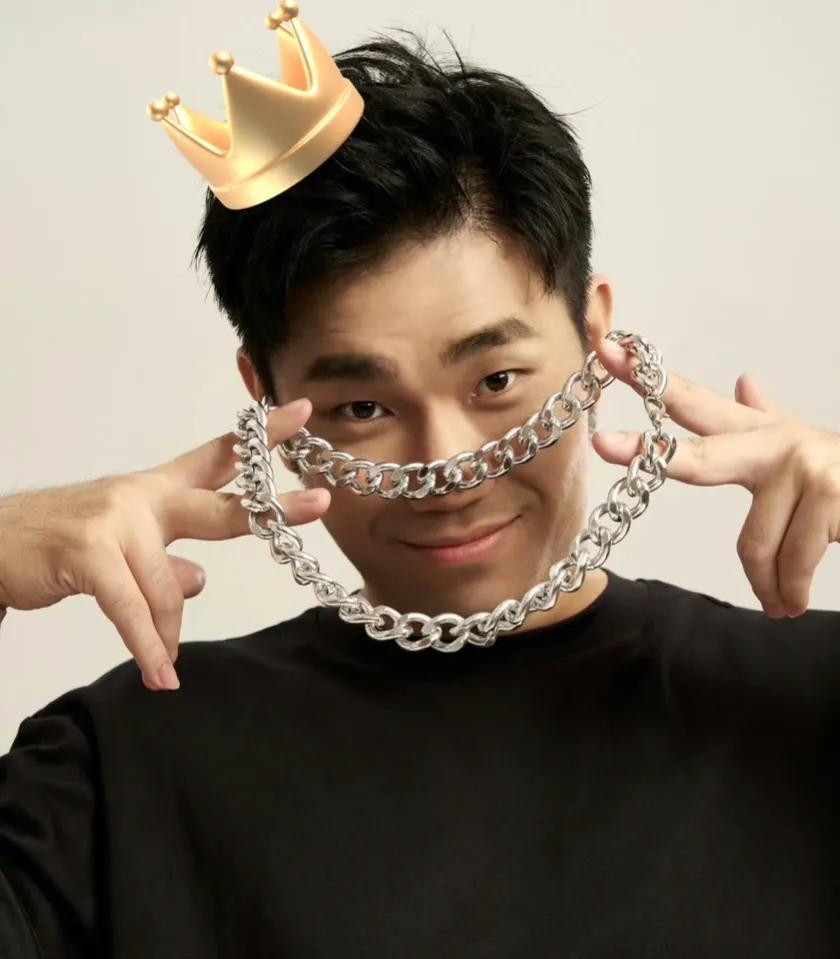 翟佳宁红毯被拦脱口秀冠军翟佳宁亮相活动红毯时，竟因辨识度不足被保安拦下。这场略显