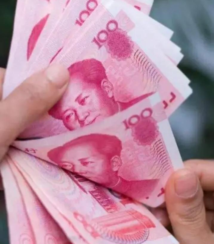 25年退休人员的福音来了
不少网友认为，养老金并轨十年过渡期后，退休人员办理完退