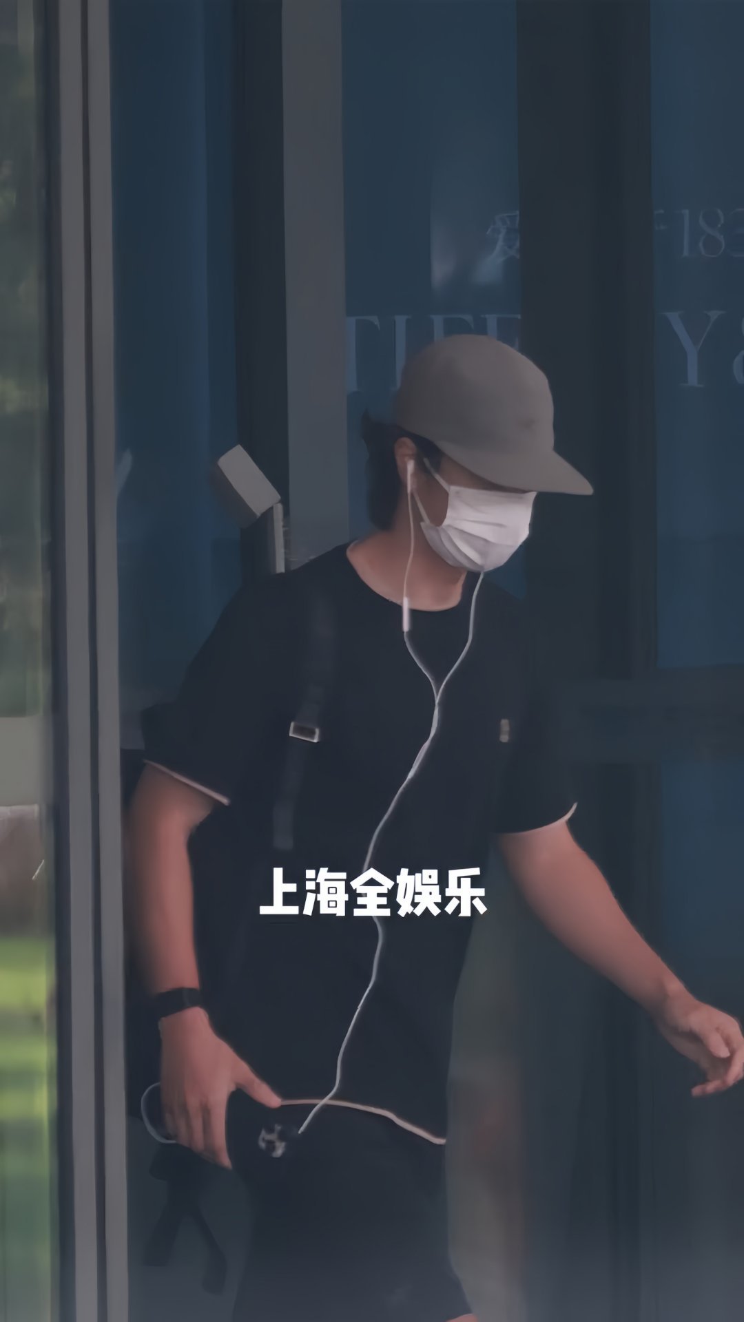 王一博到达上海路透图。 ​​​