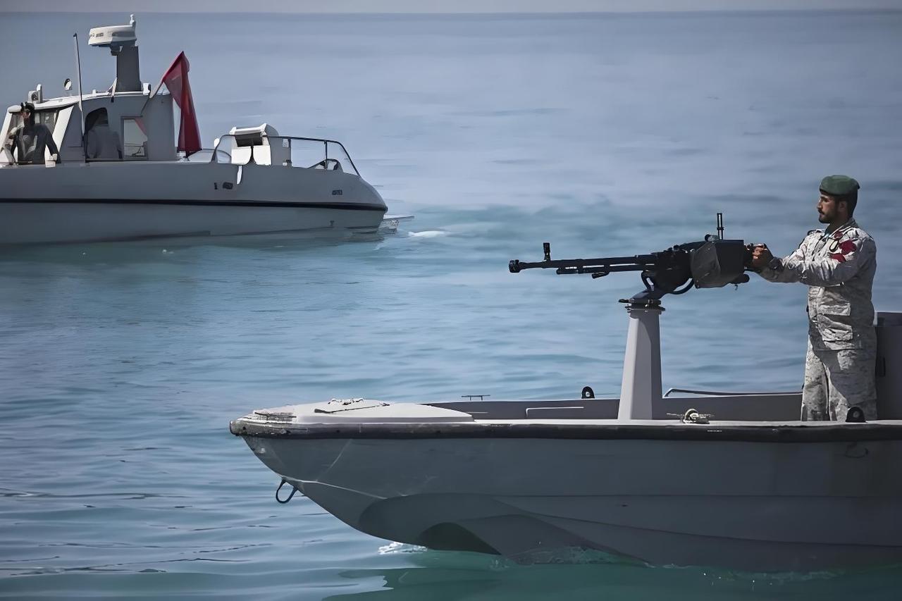 一旦失去对霍尔木兹海峡的控制，美国非常担心自己的地位不保。

美国心里很清楚，美