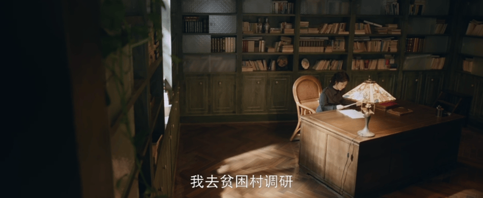 谭松韵王劲松这个对视看哭了 半生牵挂凝结在父女一瞥，光影里的温情与不舍让人心疼，