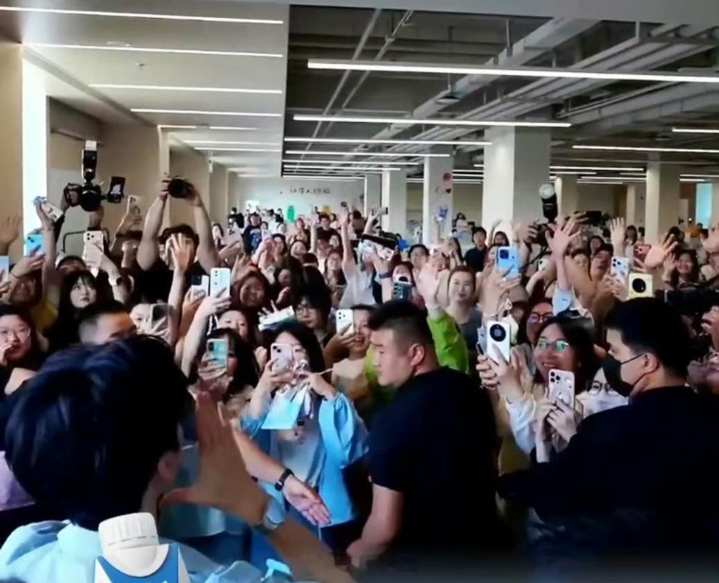 龚俊今日扫楼人气超顶，好羡慕！咱就说还招人吗