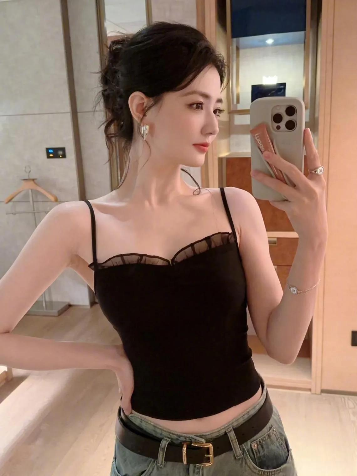要锁骨有锁骨，要小蛮腰有小蛮腰，她为什么不红呢？说她不红也不对，准确来说应该是戏