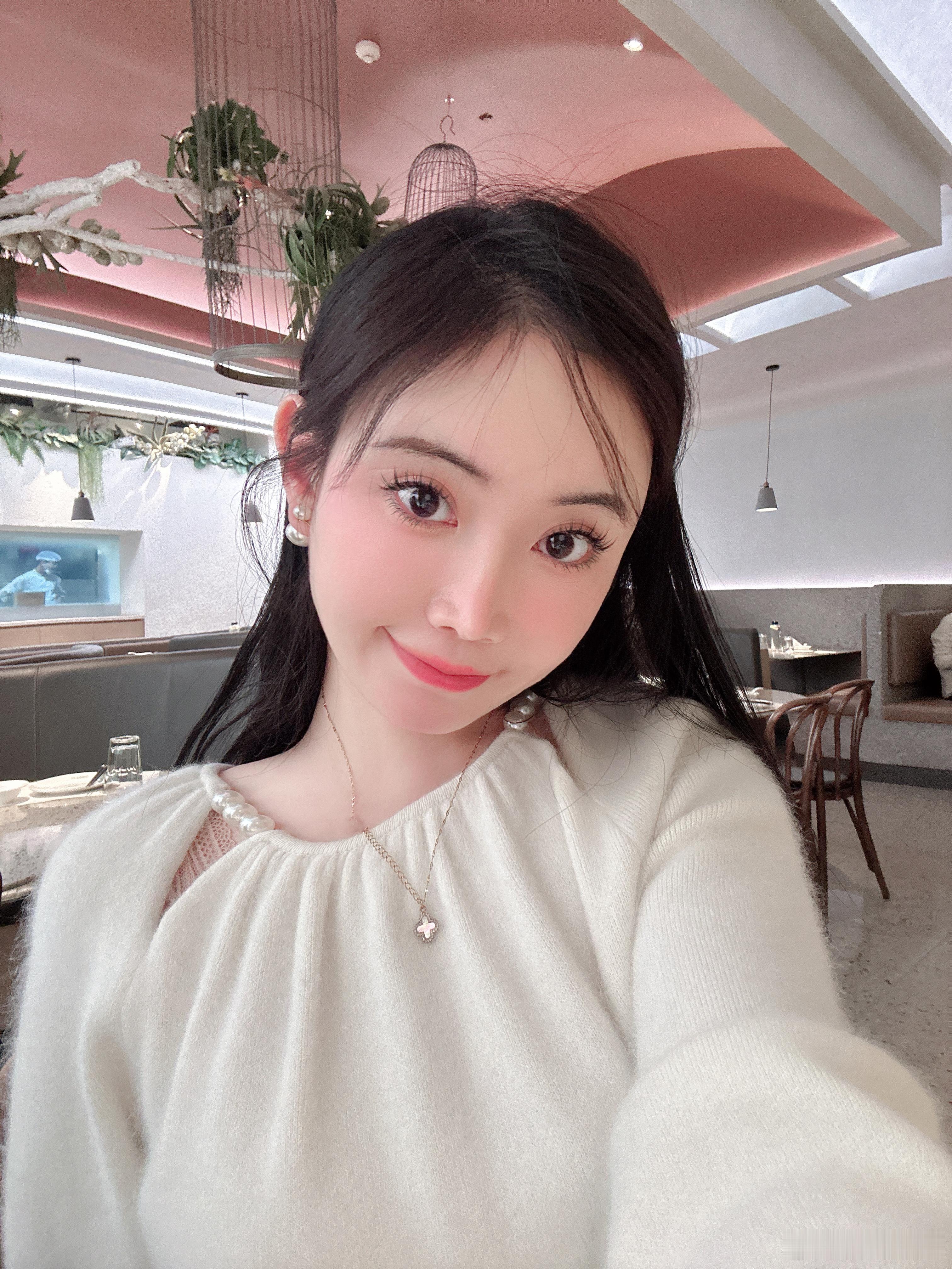 最近看照片发现从小到大拍照都喜欢歪着头，很少露齿笑…发给一个闺蜜看，她说：Lun