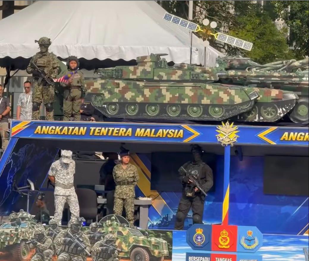 最近马来西亚军队在为阅兵彩排，
彩排的花车上出现了酷似韩国K2坦克的模型。
所以