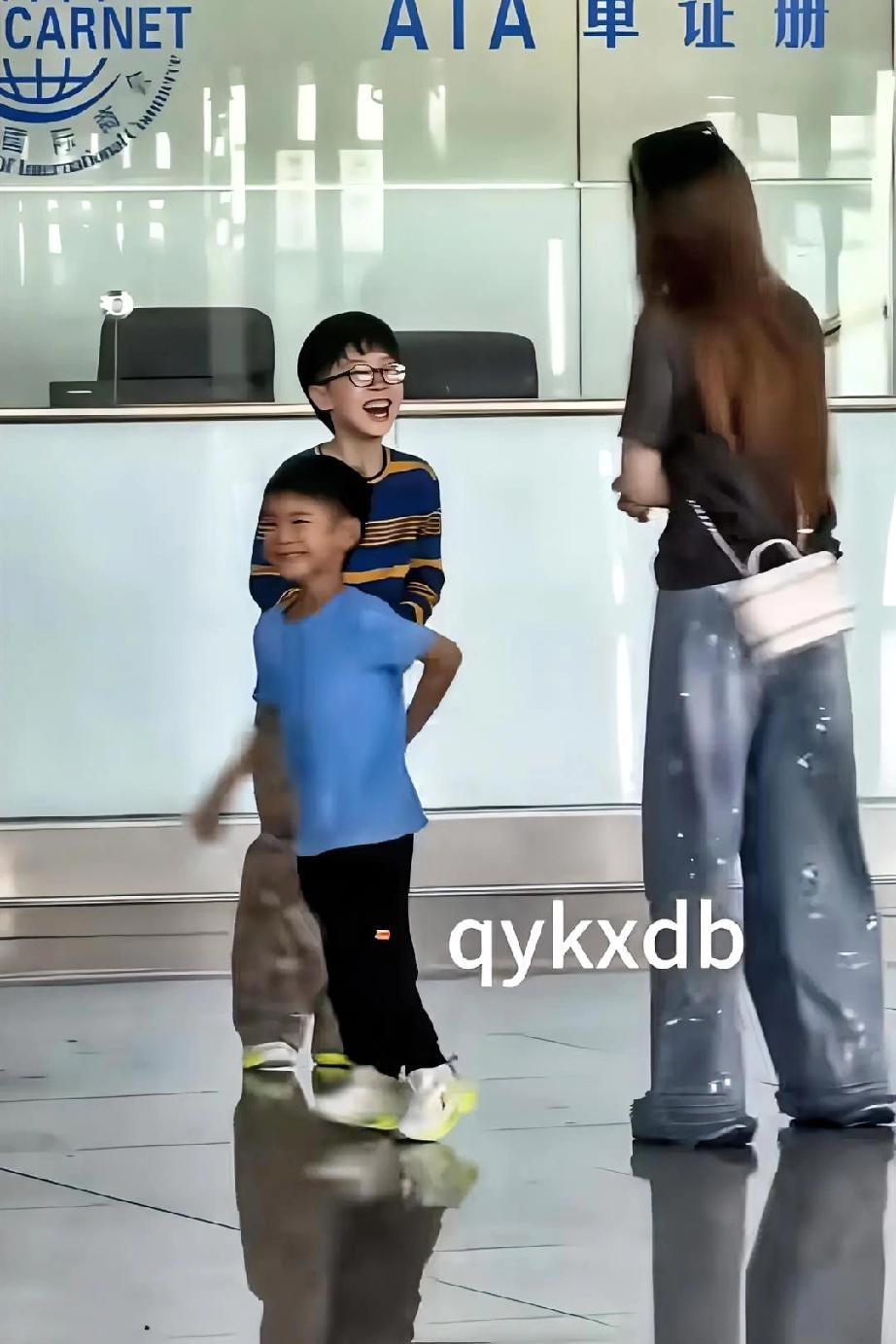 海螺：凉皮儿偷偷跟你说，我爸爸回来兴奋的不行，睡不着觉了都
凉皮儿：是吧，不是你