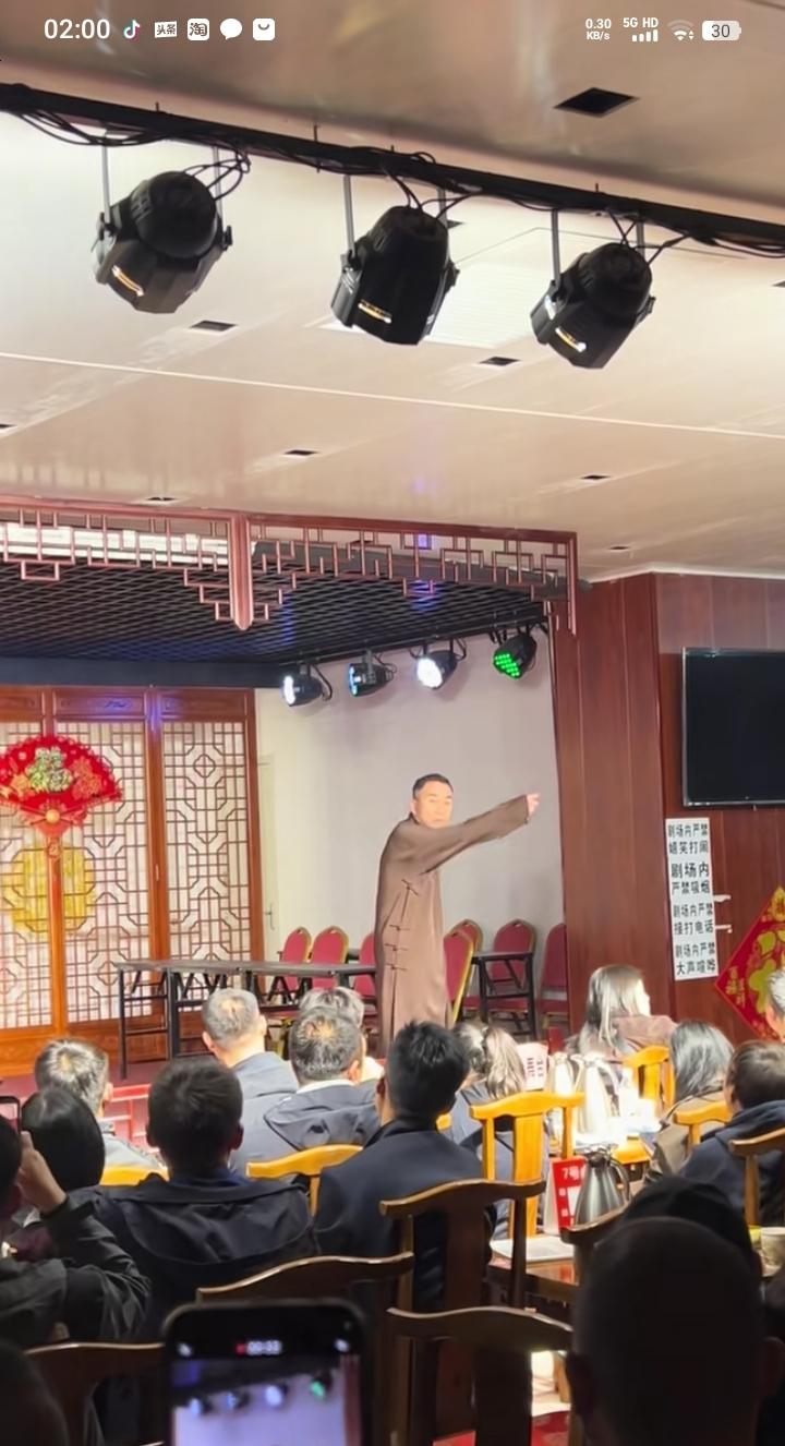 10月25日，相声演员杨议在“杨光相声社”骂观众了！他站在台上指着一个买了票进去
