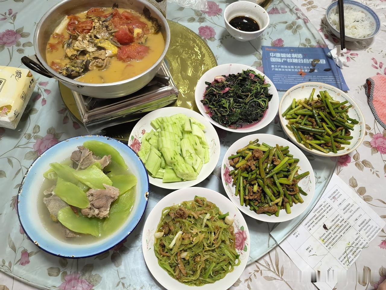 早上九点多吃了一碗襄阳豆腐面，中午一点都不饿，中午老爹做了一桌子菜，全都是我的下