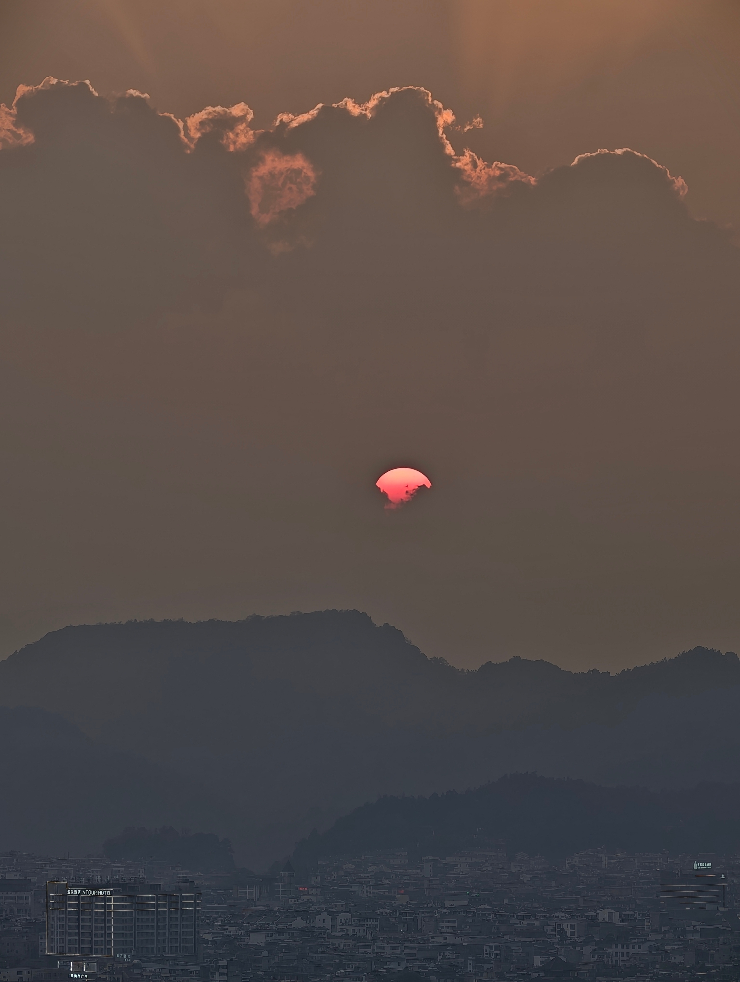 上周Walk in一家神奇的民宿，看了一场短暂但是壮观的日落。老板以前在华强北倒