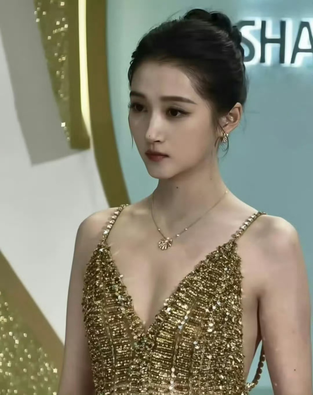 关晓彤穿顶级高定主持我滴妈这次很美啊 
