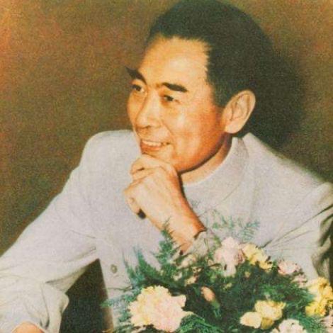 1952年中央开会，一人当着毛主席高喊“周恩来万岁”，引发尴尬。

新中国刚成立