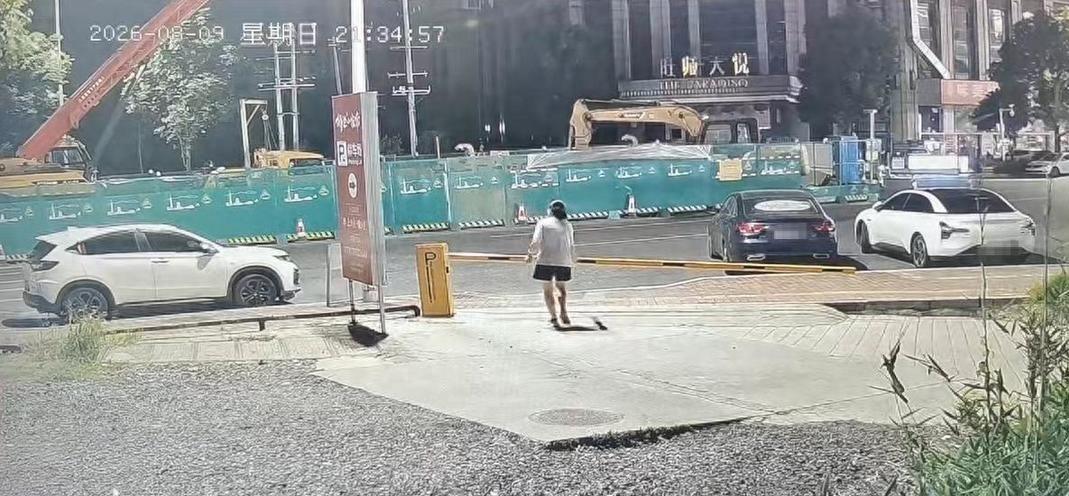 株洲一女子三次徒手抬停车杆把道闸搞坏，这哪是停车啊简直是明抢路权。监控拍得清清楚