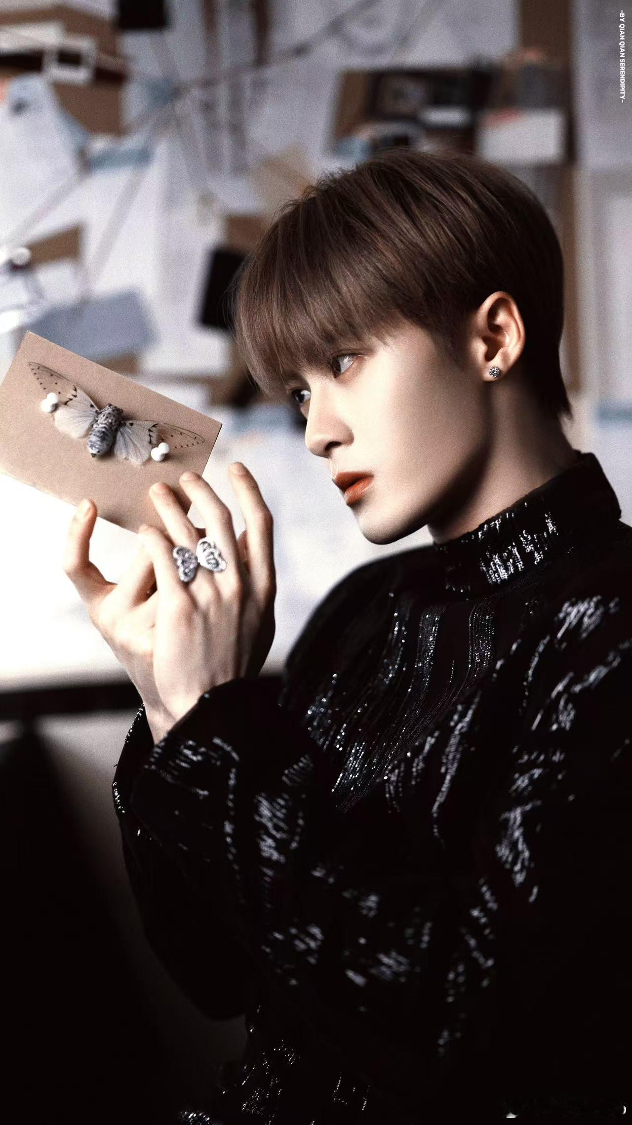 檀健次黑西装谁懂檀健次黑西装的含金量  救命！这腰线是人能长出来的比例吗？黑金造