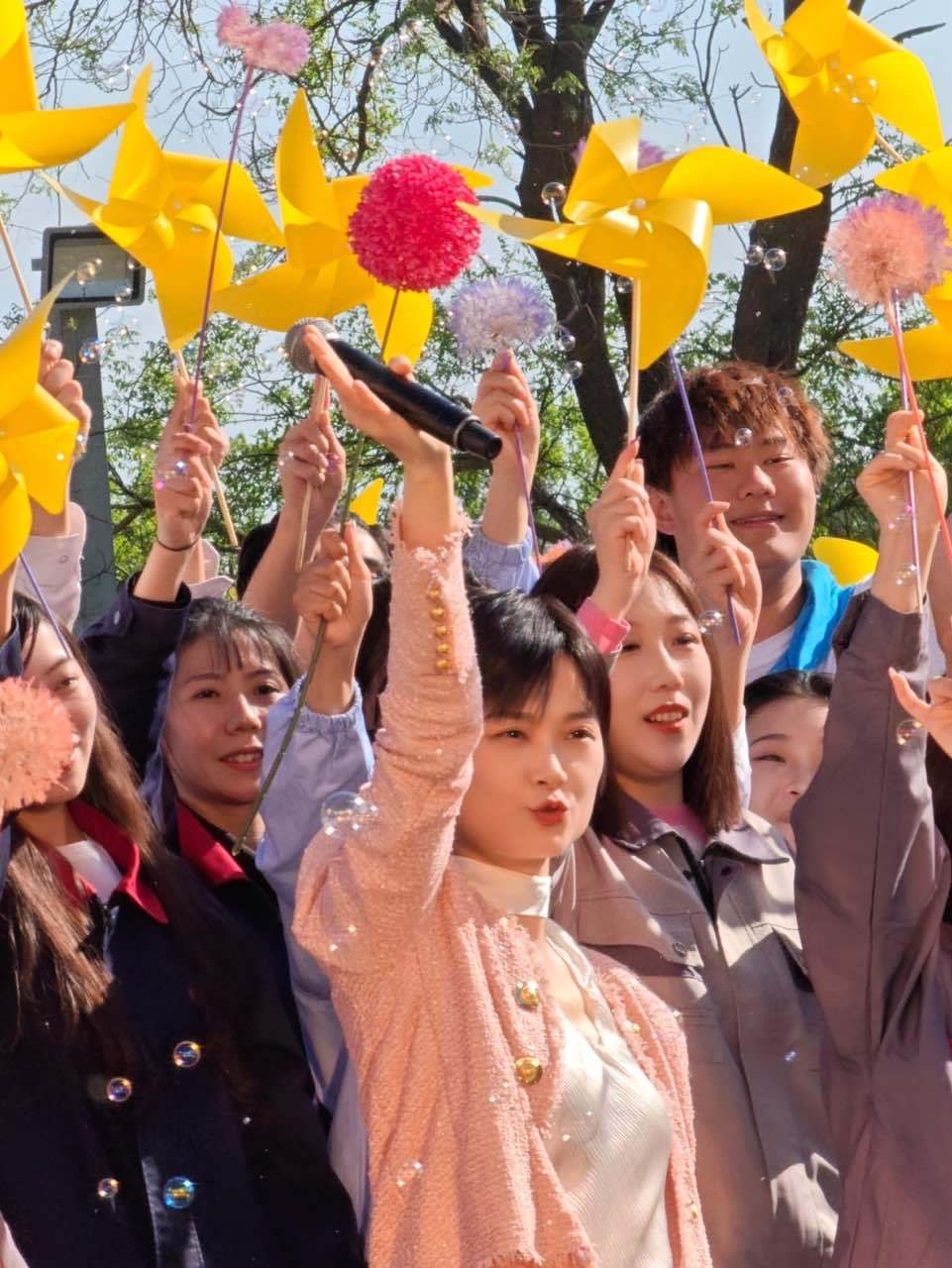 娱乐[超话]李宇春央视五一晚会路透李宇春粉红小香look 李宇春央视五一晚会路透