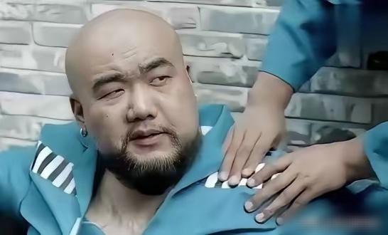 2009年，山西一退役武警被刑拘，进入监室的第一天就碰到狱霸，连扇退役武警5个耳