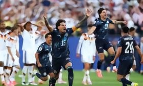 德国队在世界杯1/16决赛中，面对巴拉圭的深度防守与快速反击战术，最终在点球大战