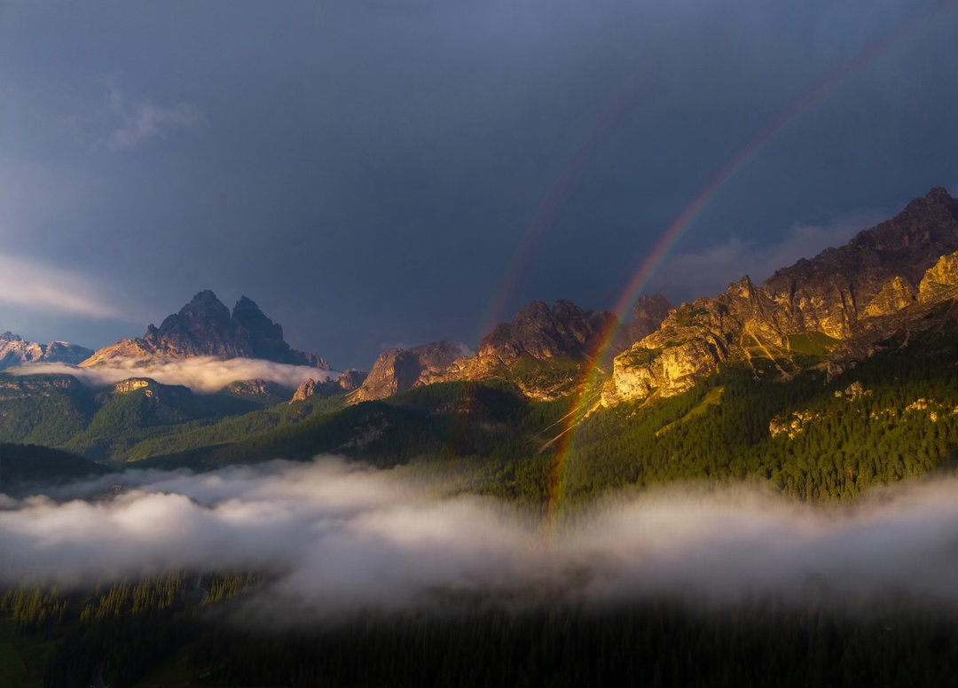 一场雨，把多洛米蒂洗得通透；双彩虹，点亮了三峰山与群峰。无人机冒雨起飞，捕捉到了
