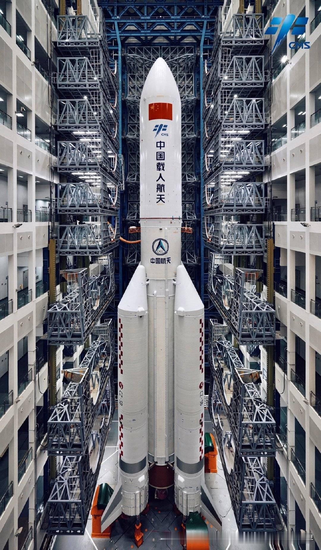 转发分享2张“长征五号”重型运载火箭的精彩靓图。
“长五”火箭为大型低温液体捆绑