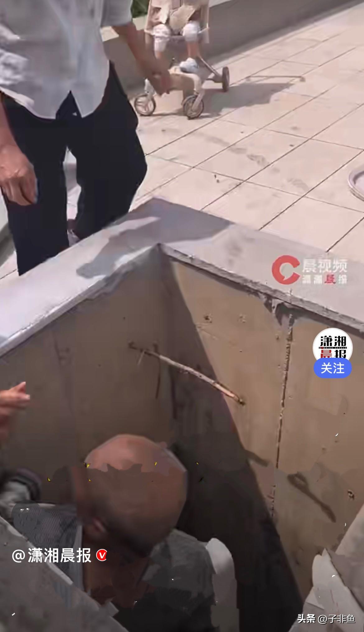 近日，新疆乌鲁木齐小区，一名小男孩在小区机井盖上贪玩蹦跳，万万没想到井盖松动、瞬