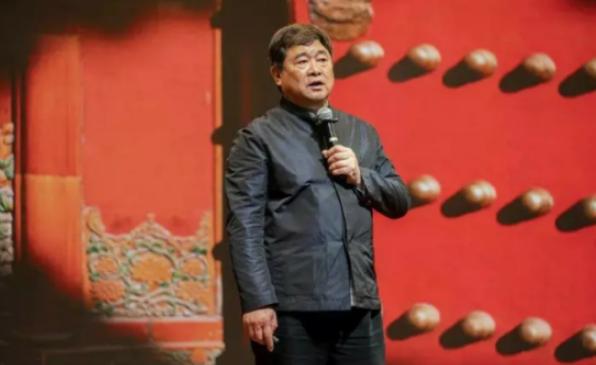 “故宫缺钱，不是一时缺钱，而是永远都缺钱！”主持人问故宫负责人：“每年故宫的票房