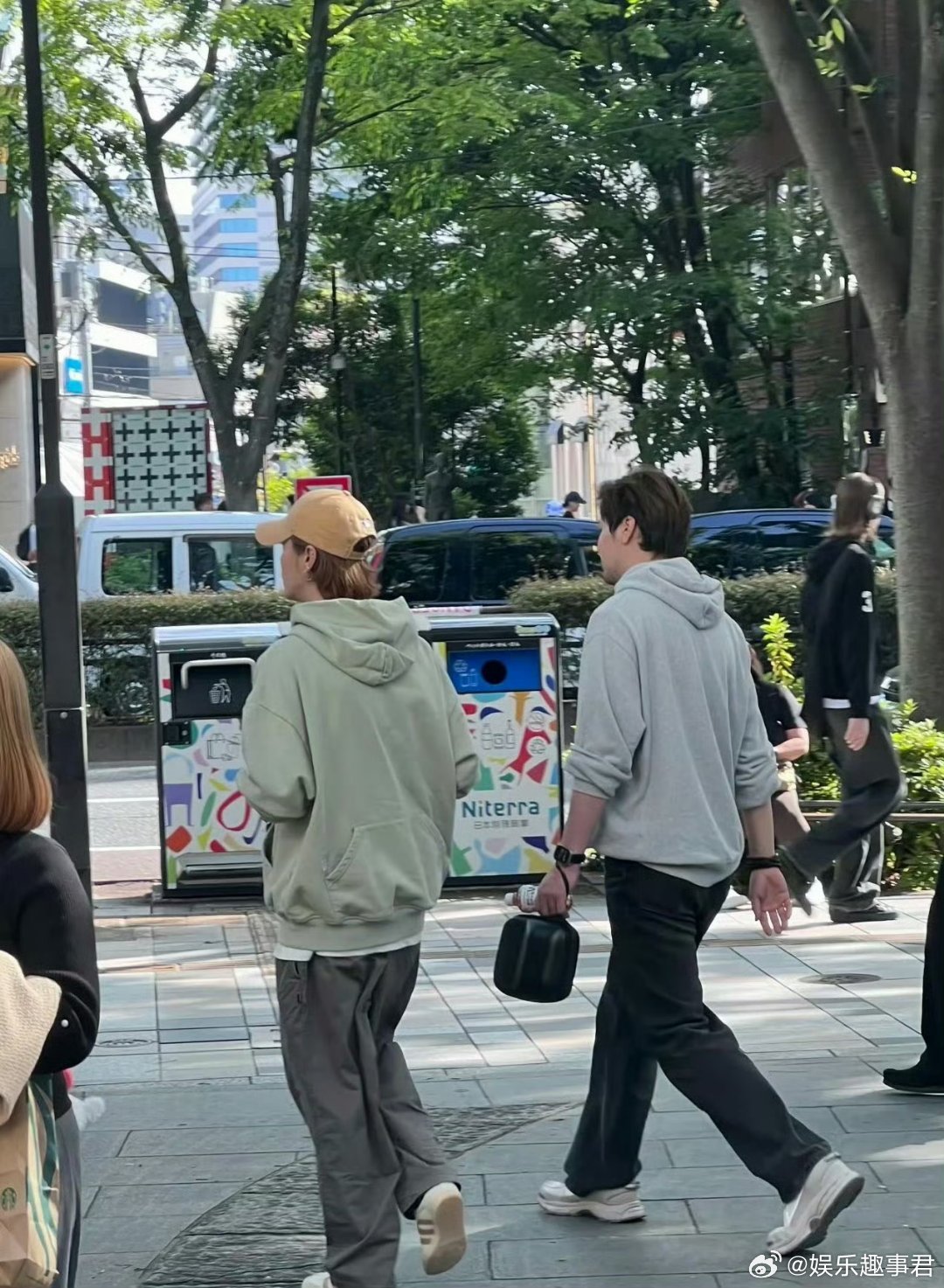 东京街头偶遇鹿晗鹿晗日本逛街被偶遇，头戴黄色棒球帽，身穿绿色潮流卫衣，一身打扮非