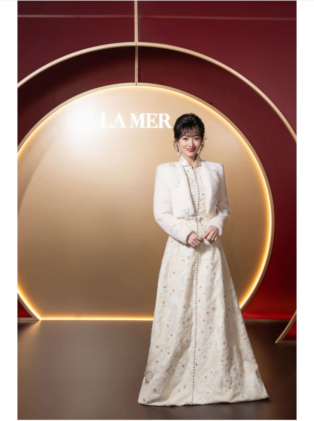 赵雅芝，有点太拘谨了。