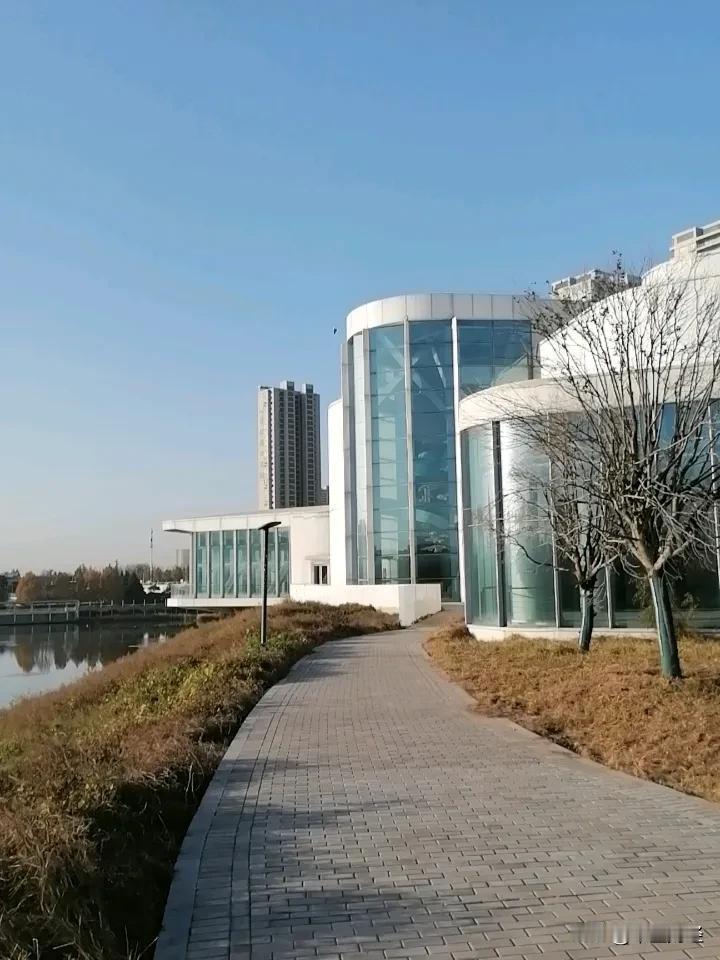 天空湛蓝，湖水静逸，远处的古塔以及近处的湖畔，构成了冬天美丽的景色。