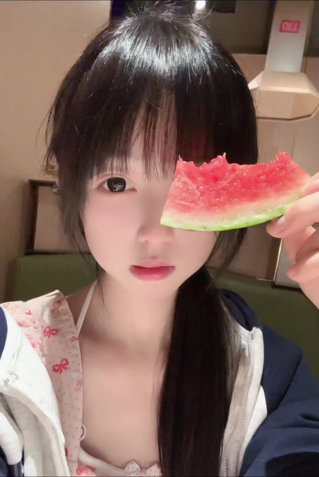 想念不能承认 偷偷擦去泪痕