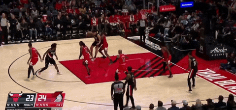 强硬！杨瀚森强吃对手篮下得分
今天开拓者在主场迎战红牛，杨瀚森替补登场。
首节距