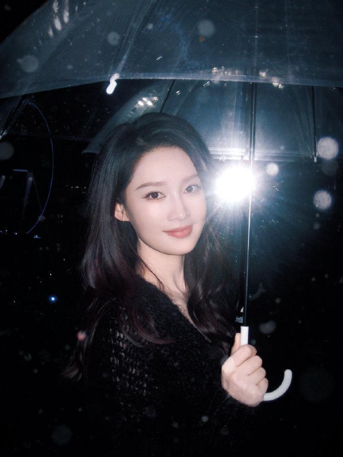 李沁领衔主演人间有味 被《人间有味》的开机消息惊喜到！李沁领衔主演，“烟火人间里