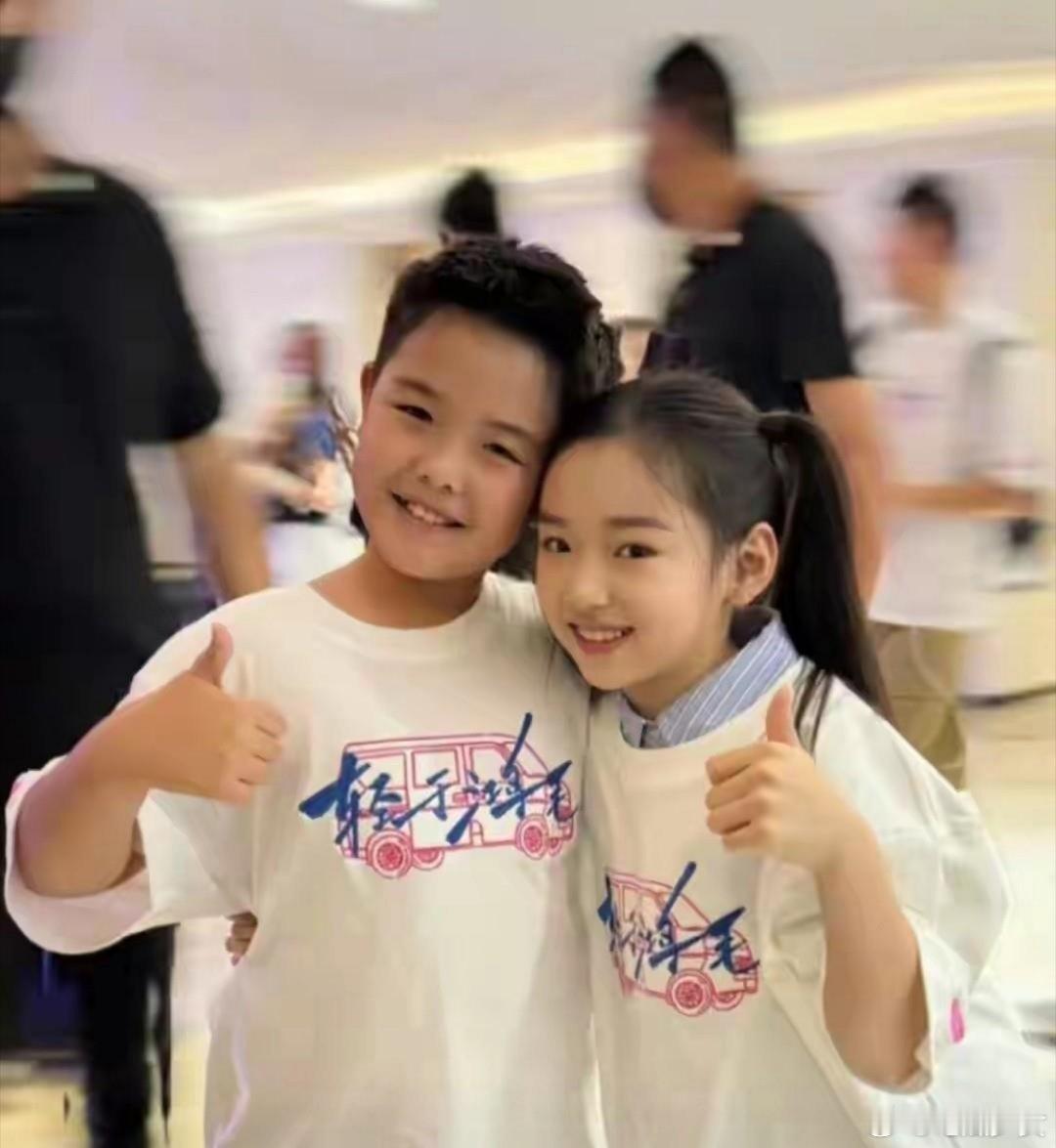 佟丽娅问小酒窝朵朵般配不2025年9月29日，董璇与张维伊举行婚礼，佟丽娅带着儿