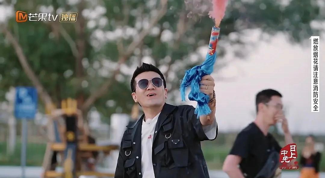 #芝士娱乐# 才发现《再见爱人4》第二期杨子包烟花棒的是当地人送的哈达[衰][衰