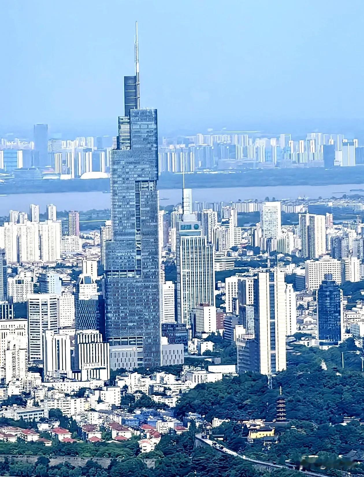 南京经济被杭州吊着打的原因有两个，一个是南京县区太少；另一个是南京下面的县区太弱