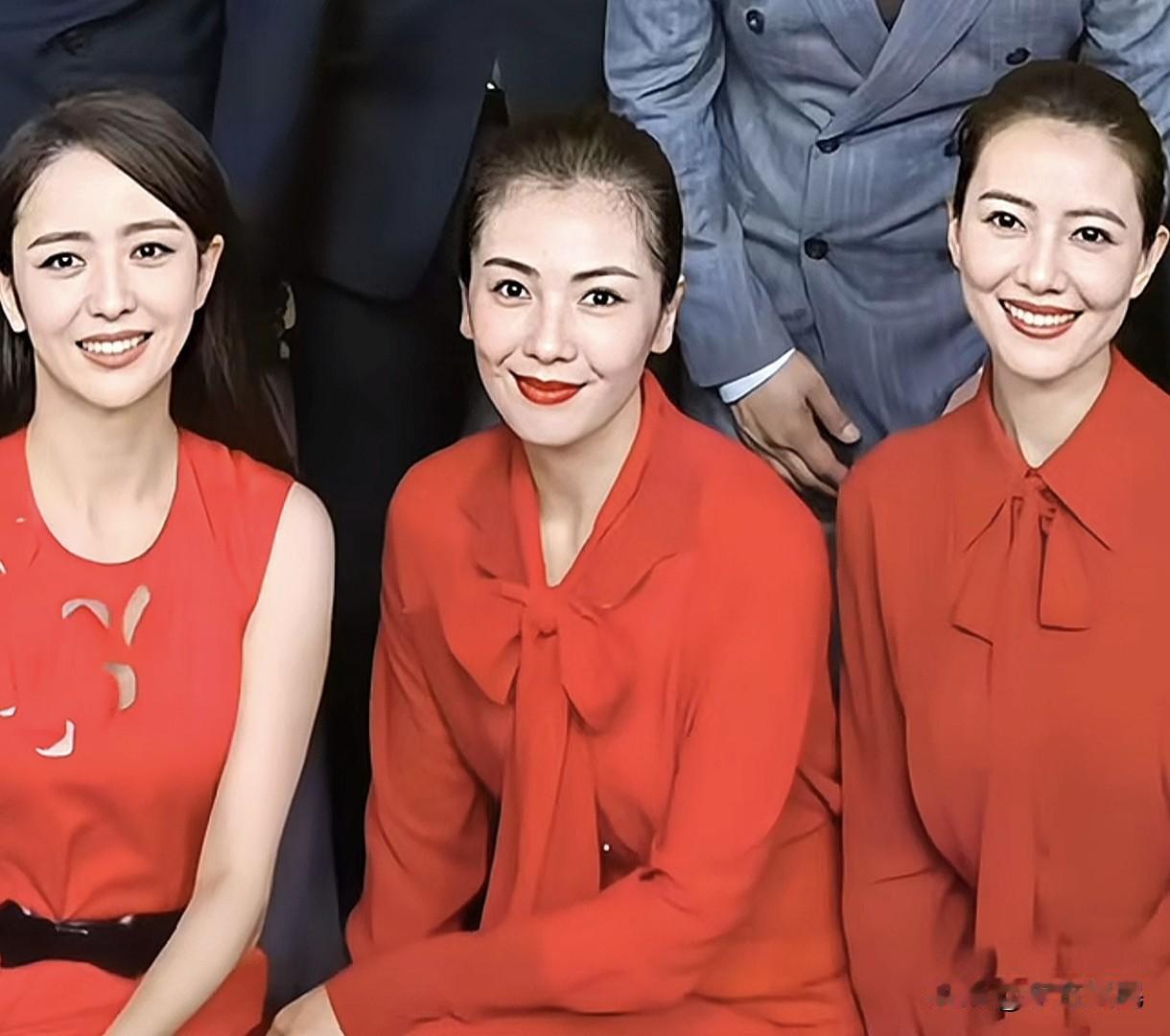 同样一身红，三位女神气质完全不一样！左边佟丽娅灵动娇俏，中间刘涛干练大气，右边高