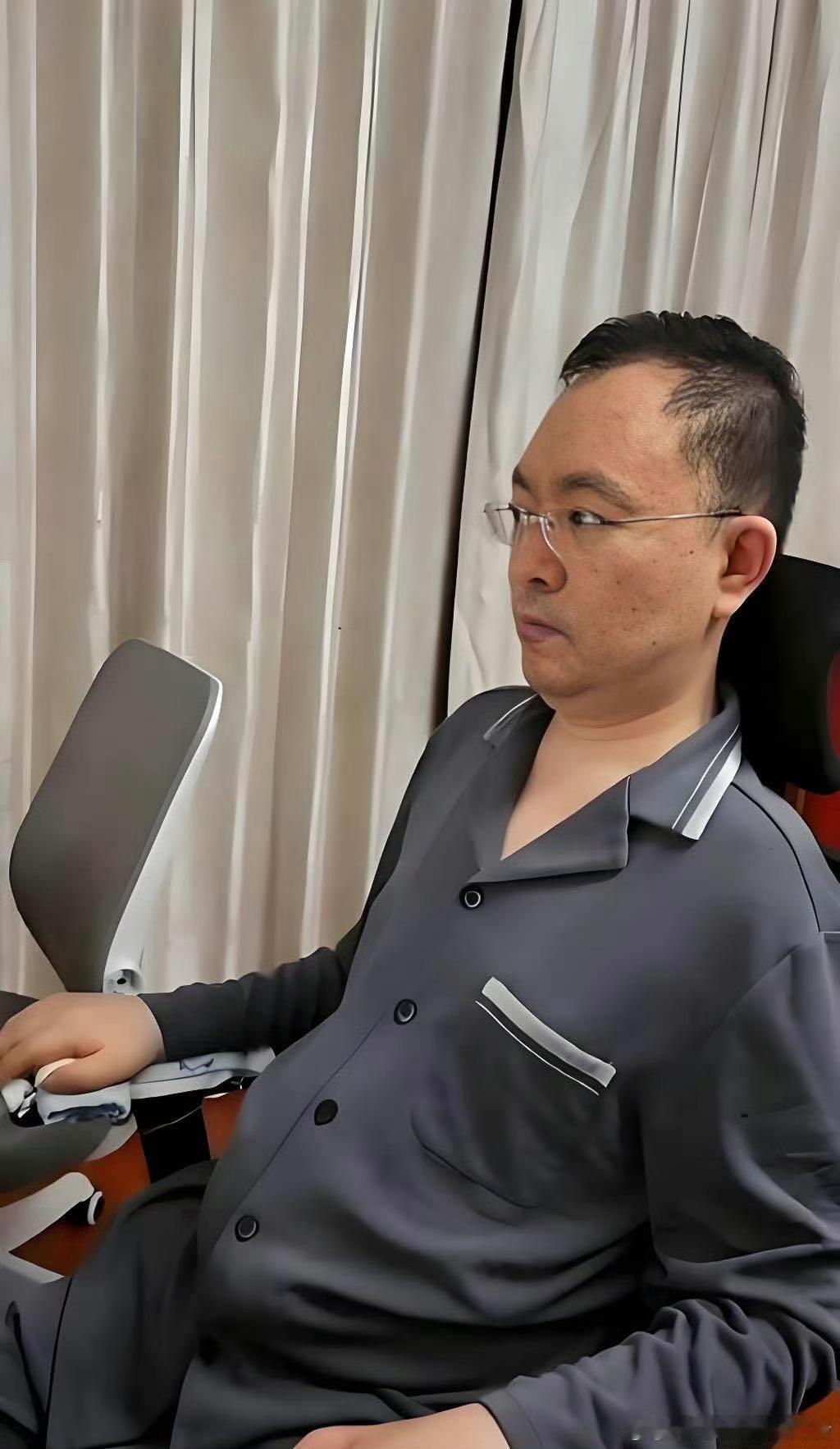 蔡磊2年几乎没离开过卧室 这份超乎常人的意志力，让蔡磊的事迹格外震撼。在卧室里独