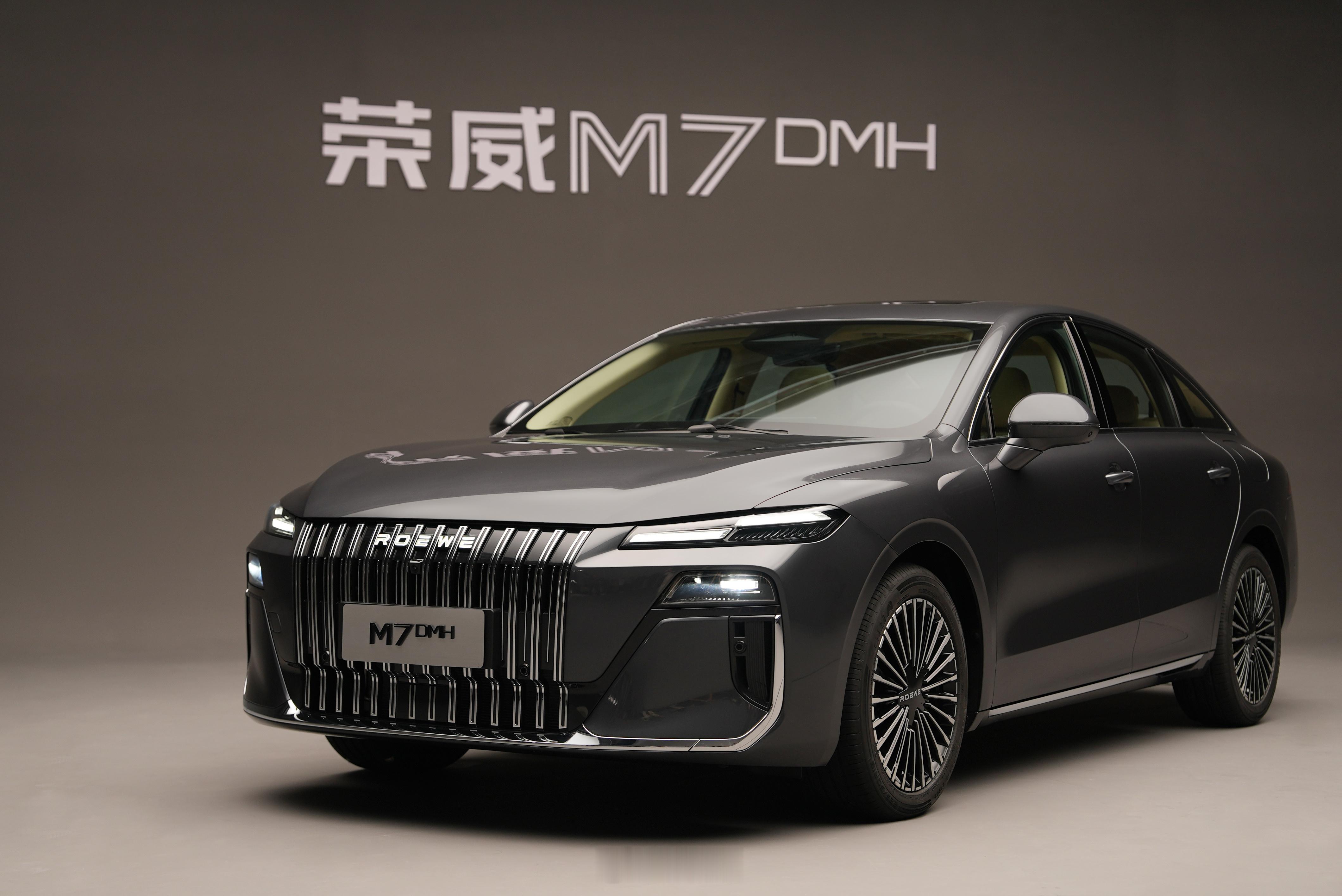荣威M7 DMH确实有点东西，从设计上能看出用心，前劳斯莱斯设计师操刀的外观，区