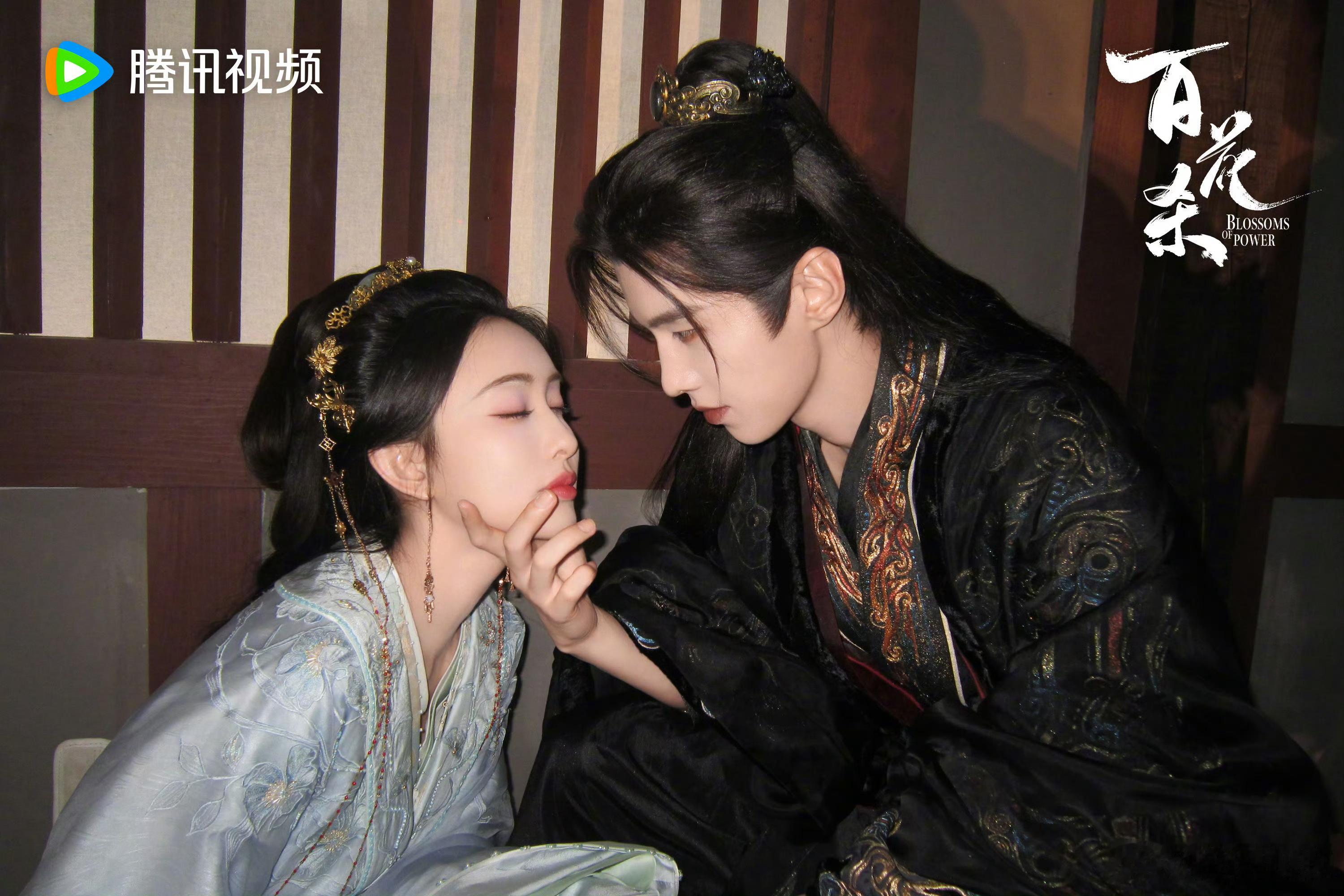 何与喂孟子义吃面 何与孟子义《百花杀》花絮照，喂食牵手好甜蜜~何与孟子义牵手照