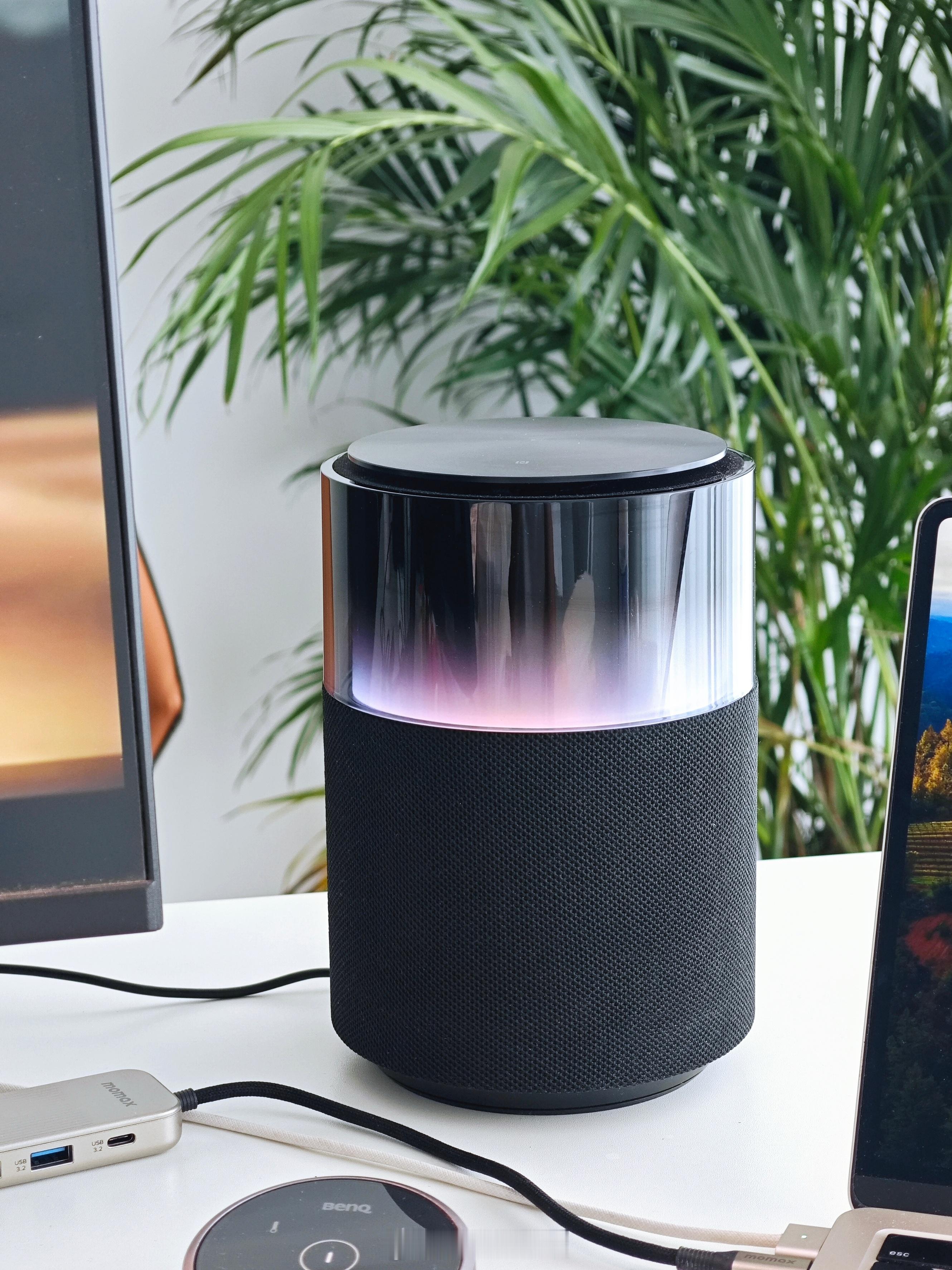又买了台小米Sound Pro，放在我桌上听听音乐无敌了虽然现在主力机是换到小米