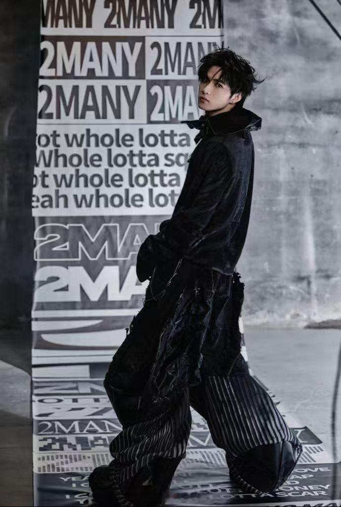 综艺玫瑰与骑士拟邀迪丽热巴刘耀文迪丽热巴爱奇艺新综艺 刘耀文之前录综艺去过沙漠、