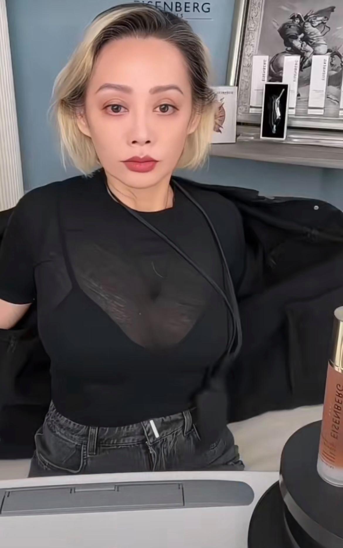 宁静的身材太火辣了，丰胸细腰，肉都长在该长的地方，完全看不出她已经50多岁了。 