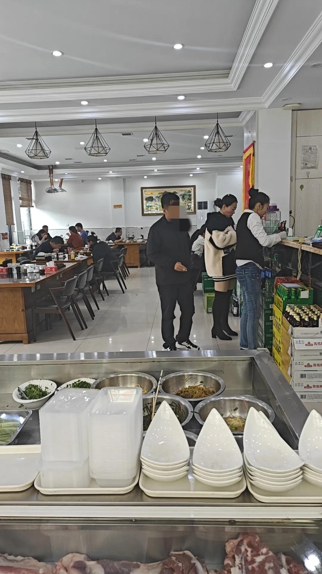 霜降都过去好几天了，鲅鱼圈马路两旁的街树，叶子差不多都枯黄了，只有梧桐树巴掌大的