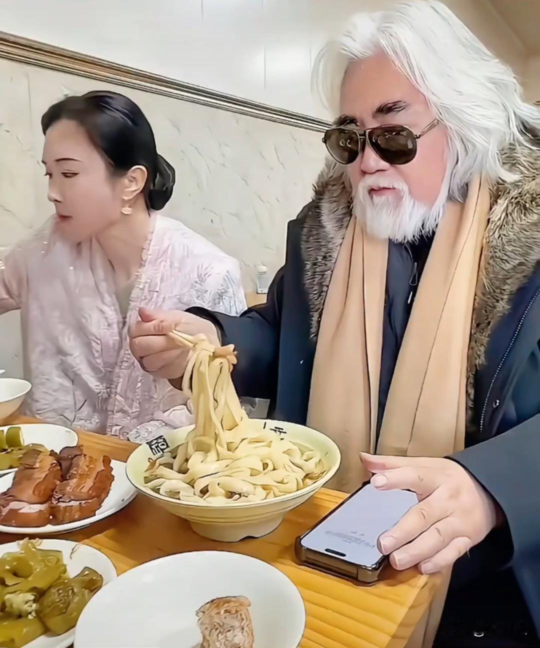 张纪中带着老婆杜星霖去吃刀削面，这也太接地气了吧！虽然张纪中非常有钱，但他从来不
