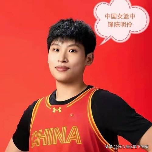 陈明伶的母亲是广东湛江徐闻普通农家女性，身高1米73，忠厚朴实、勤俭持家。她和丈
